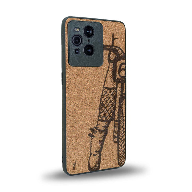 Coque de protection en bois véritable fabriquée en France pour Oppo Find X3 Pro représentant une vue de face d'une femme sur une moto vintage dessinée à la main par l'artiste Maud Dabs