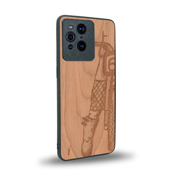 Coque de protection en bois véritable fabriquée en France pour Oppo Find X3 Pro représentant une vue de face d'une femme sur une moto vintage dessinée à la main par l'artiste Maud Dabs