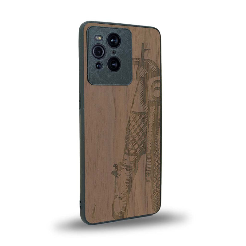 Coque de protection en bois véritable fabriquée en France pour Oppo Find X3 Pro représentant une vue de face d'une femme sur une moto vintage dessinée à la main par l'artiste Maud Dabs