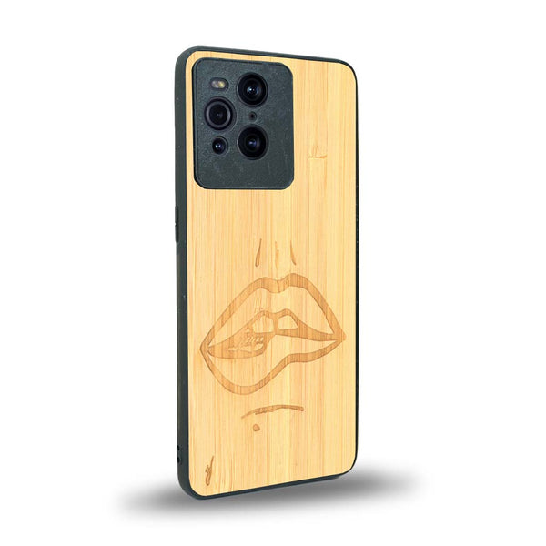 Coque de protection en bois véritable fabriquée en France pour Oppo Find X3 Pro représentant de manière minimaliste une bouche de féminine se mordant le coin de la lèvre de manière sensuelle dessinée à la main par l'artiste Maud Dabs