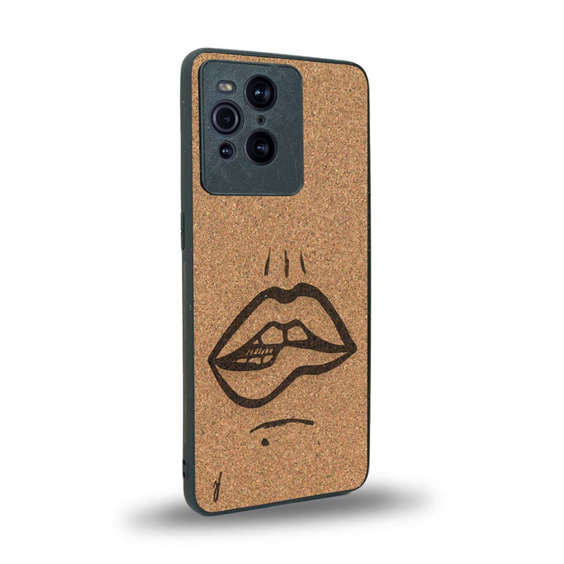 Coque de protection en bois véritable fabriquée en France pour Oppo Find X3 Pro représentant de manière minimaliste une bouche de féminine se mordant le coin de la lèvre de manière sensuelle dessinée à la main par l'artiste Maud Dabs