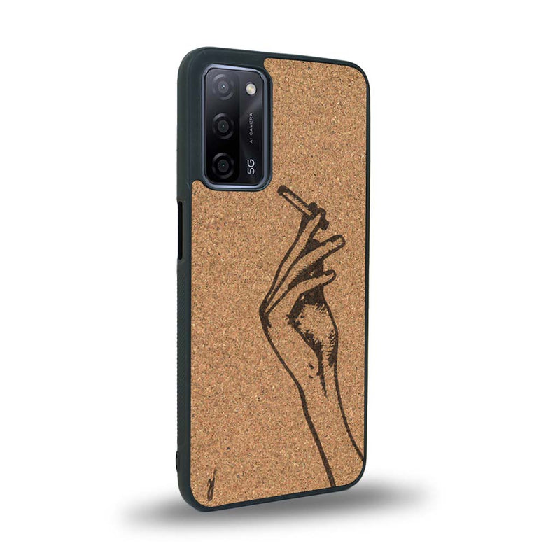 Coque de protection en bois véritable fabriquée en France pour Oppo Reno 4 représentant une main de femme tenant une cigarette de type line art en collaboration avec l'artiste Maud Dabs