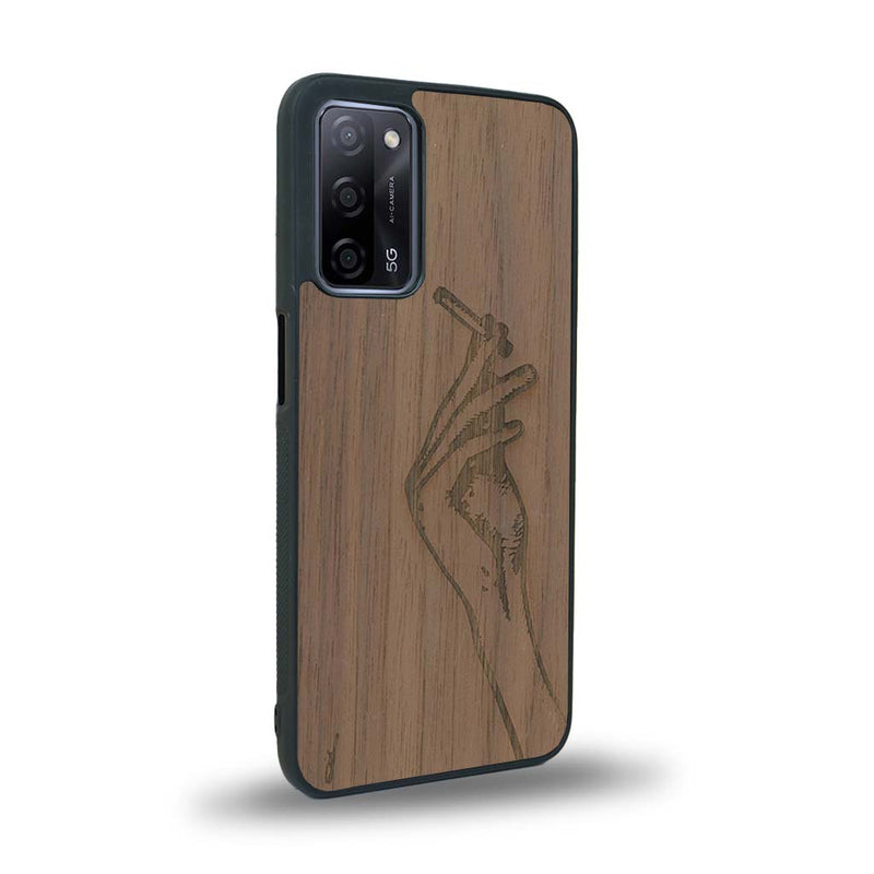 Coque de protection en bois véritable fabriquée en France pour Oppo Reno 4 représentant une main de femme tenant une cigarette de type line art en collaboration avec l'artiste Maud Dabs