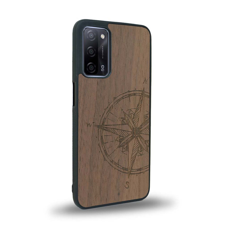 Coque de protection en bois véritable fabriquée en France pour Oppo Reno 4 avec une gravure "rose des vents" sur le thème nautique et de l'océan qui s'inspire des boussoles de pirate