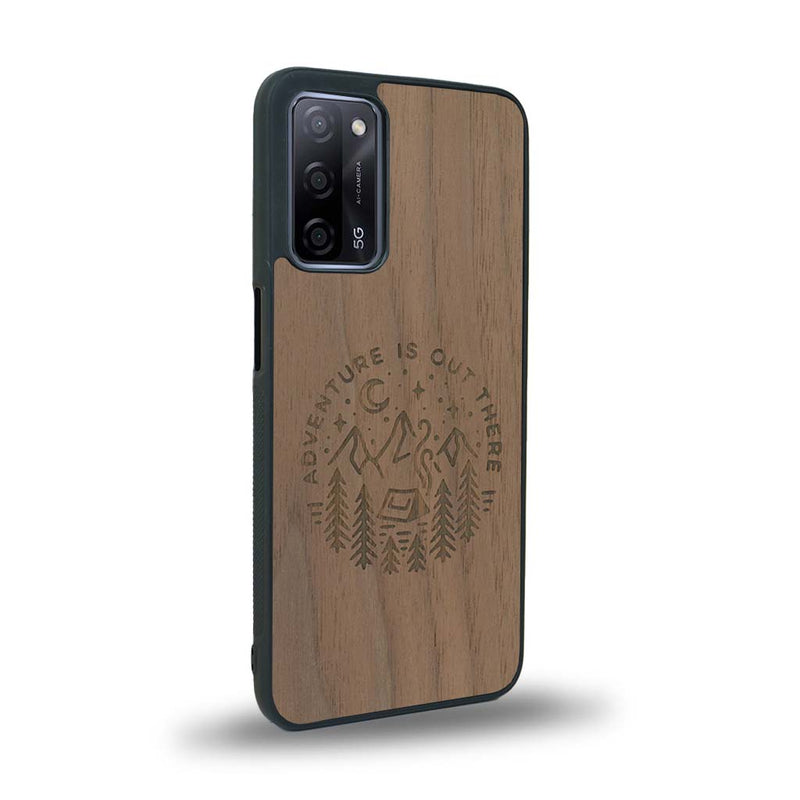 Coque de protection en bois véritable fabriquée en France pour Oppo Reno 4 sur le thème du camping en pleine nature et du bivouac avec la phrase "Aventure is out there"