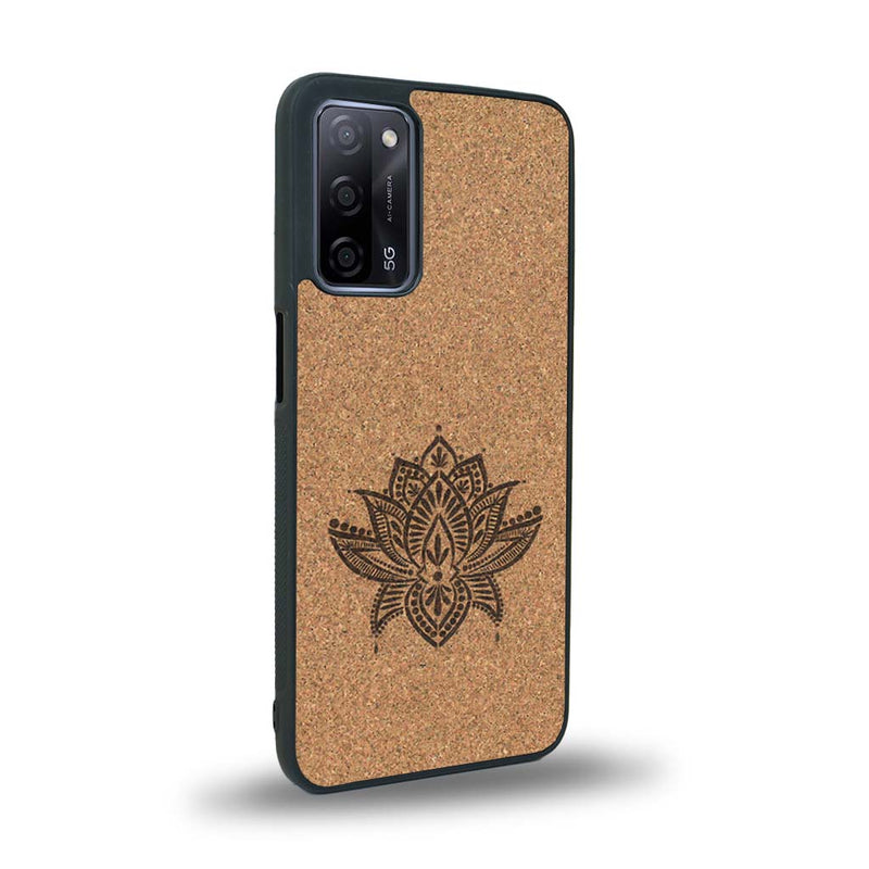 Coque de protection en bois véritable fabriquée en France pour Oppo Reno 4 sur le thème de la nature et du yoga avec une gravure zen représentant une fleur de lotus