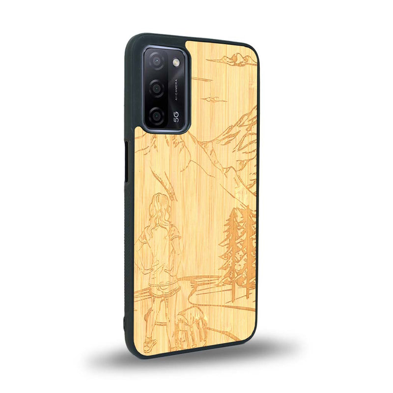 Coque de protection en bois véritable fabriquée en France pour Oppo Reno 4 sur le thème de la randonnée en montagne et de l'aventure avec une gravure représentant une femme de dos face à un paysage de nature