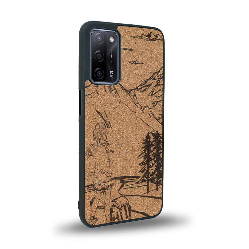 Coque de protection en bois véritable fabriquée en France pour Oppo Reno 4 sur le thème de la randonnée en montagne et de l'aventure avec une gravure représentant une femme de dos face à un paysage de nature