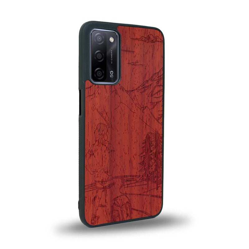 Coque de protection en bois véritable fabriquée en France pour Oppo Reno 4 sur le thème de la randonnée en montagne et de l'aventure avec une gravure représentant une femme de dos face à un paysage de nature