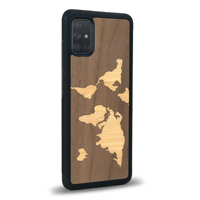 Coque de protection en bois véritable fabriquée en France pour Samsung A02S alliant du bambou et du noyer sur le thème du voyage et de l'aventure représentant une mappemonde