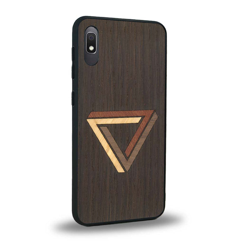 Coque de protection en bois véritable fabriquée en France pour Samsung A10E sur le thème de l'art géométrique qui allie du chêne fumé, du noyer, du bambou et du padouk représentant le triangle de penrose