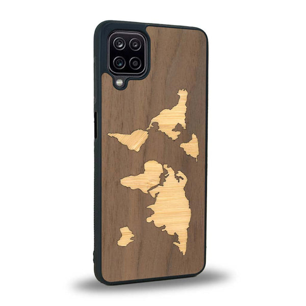 Coque de protection en bois véritable fabriquée en France pour Samsung A12 alliant du bambou et du noyer sur le thème du voyage et de l'aventure représentant une mappemonde