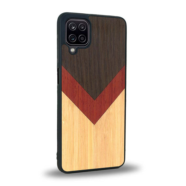 Coque de protection en bois véritable fabriquée en France pour Samsung A12 alliant du chêne fumé, du padouk et du bambou en forme de chevron sur le thème de l'art abstrait