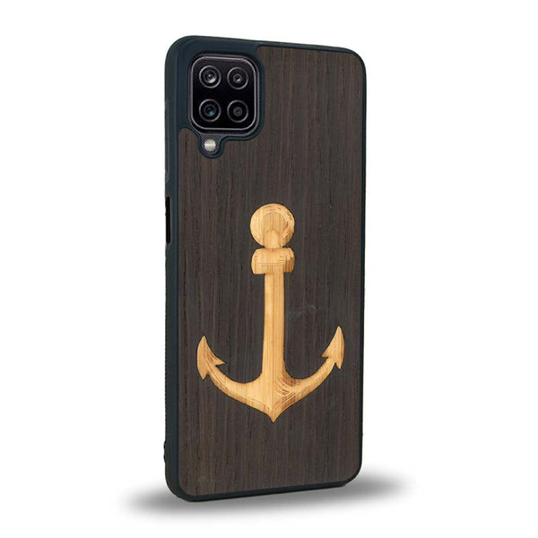 Coque de protection en bois véritable fabriquée en France pour Samsung A12 sur le thème nautique avec un bois clair et un bois foncé représentant une ancre de bateau