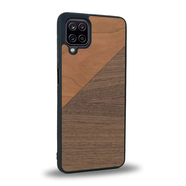 Coque de protection en bois véritable fabriquée en France pour Samsung A12 alliant du merisier et du noyer formant chacun un triangle avec une jointure en diagonale sur le thème de l'art abstrait