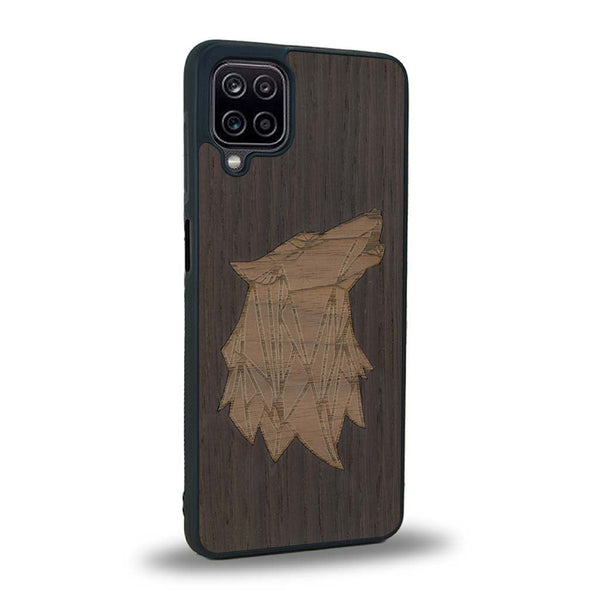 Coque de protection en bois véritable fabriquée en France pour Samsung A12 alliant du chêne fumé et du noyer représentant une tête de loup géométrique de profil sur le thème des animaux et de la nature