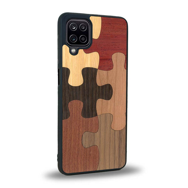 Coque de protection en bois véritable fabriquée en France pour Samsung A12 représentant un puzzle en six pièces qui allie du chêne fumé, du noyer, du bambou, du padouk, du merisier et de l'acajou