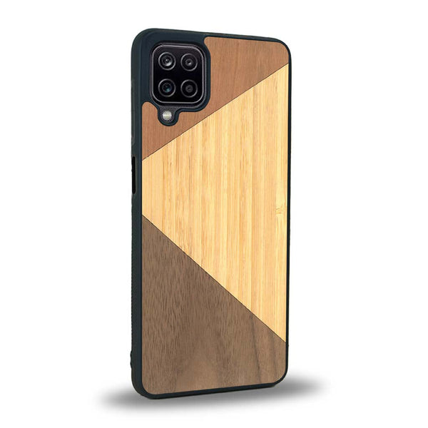 Coque de protection en bois véritable fabriquée en France pour Samsung A12 alliant du merisier, du noyer et du bambou formant chacun deux triangles et un trapèze avec deux jointures en diagonale sur le thème de l'art abstrait