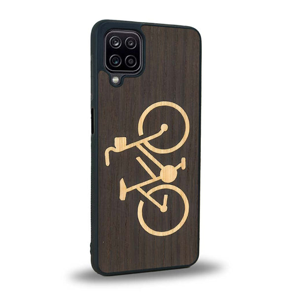 Coque de protection en bois véritable fabriquée en France pour Samsung A12 sur le theme du vélo et de l'outdoor qui allie du bambou et du chêne fumé représentant un vélo