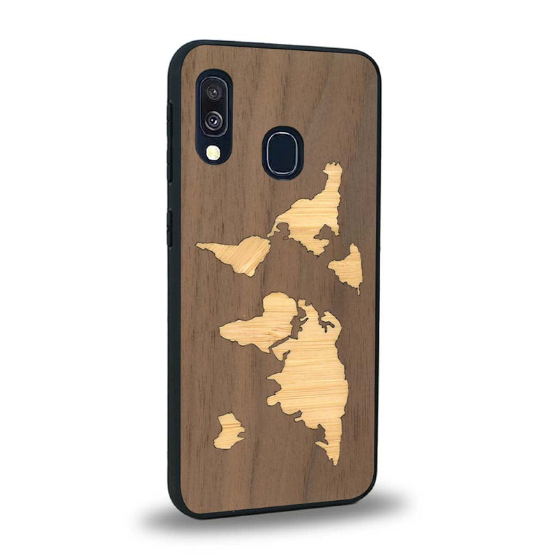 Coque de protection en bois véritable fabriquée en France pour Samsung A20E alliant du bambou et du noyer sur le thème du voyage et de l'aventure représentant une mappemonde