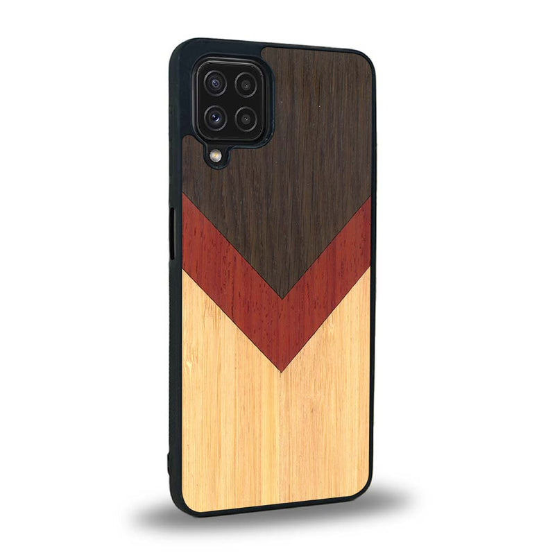 Coque de protection en bois véritable fabriquée en France pour Samsung A22 alliant du chêne fumé, du padouk et du bambou en forme de chevron sur le thème de l'art abstrait