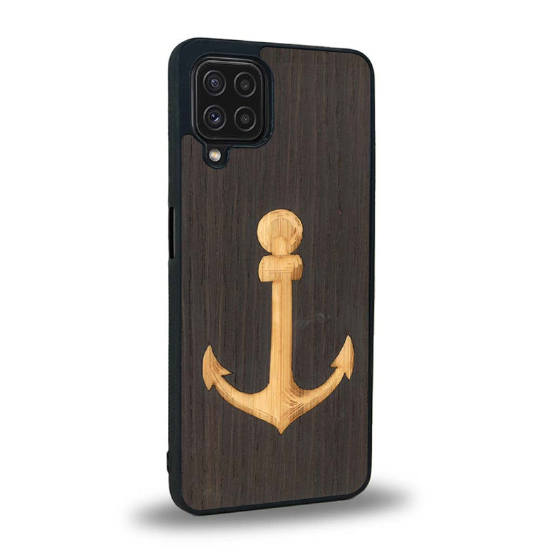 Coque de protection en bois véritable fabriquée en France pour Samsung A22 sur le thème nautique avec un bois clair et un bois foncé représentant une ancre de bateau