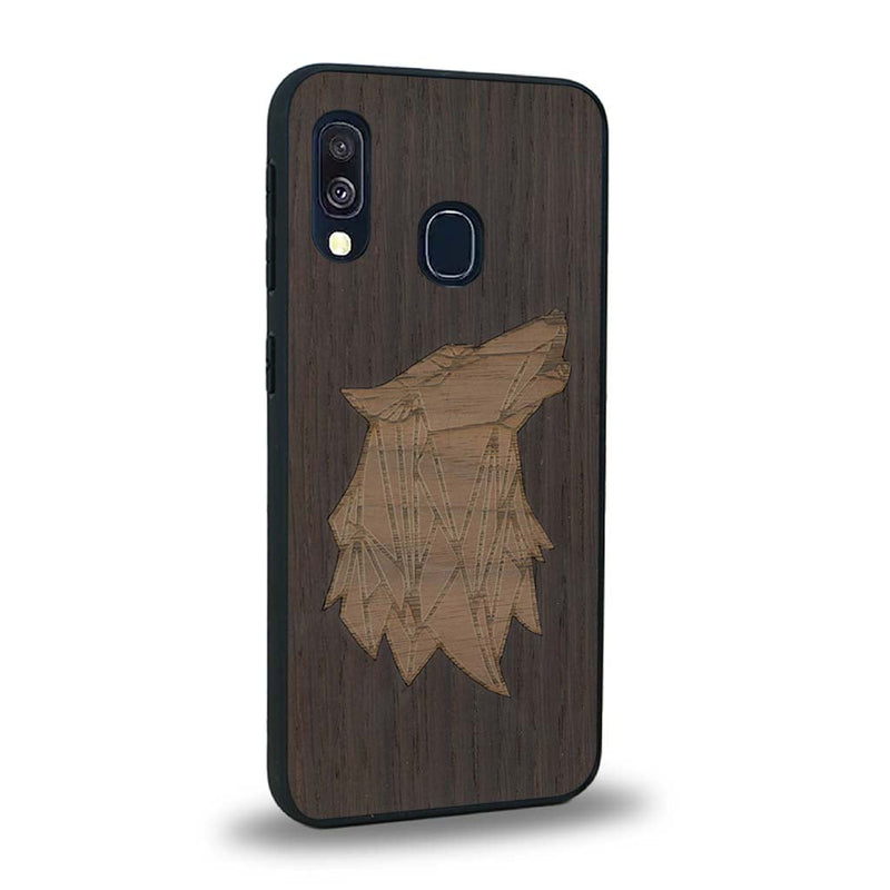 Coque de protection en bois véritable fabriquée en France pour Samsung A30 alliant du chêne fumé et du noyer représentant une tête de loup géométrique de profil sur le thème des animaux et de la nature