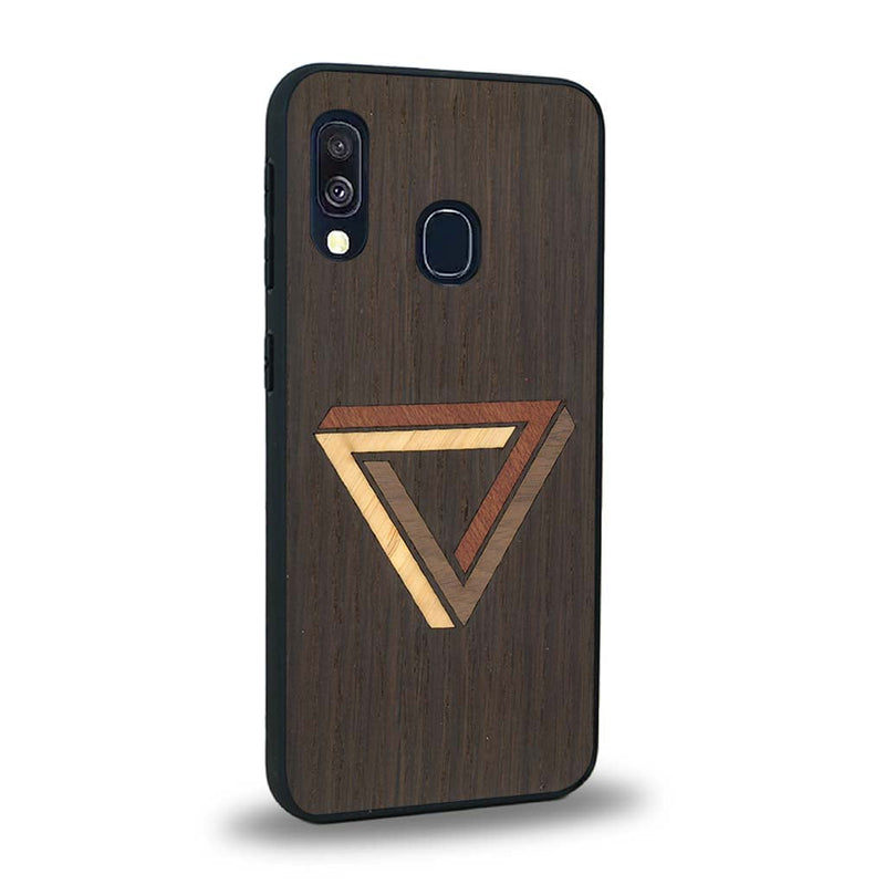 Coque de protection en bois véritable fabriquée en France pour Samsung A30 sur le thème de l'art géométrique qui allie du chêne fumé, du noyer, du bambou et du padouk représentant le triangle de penrose