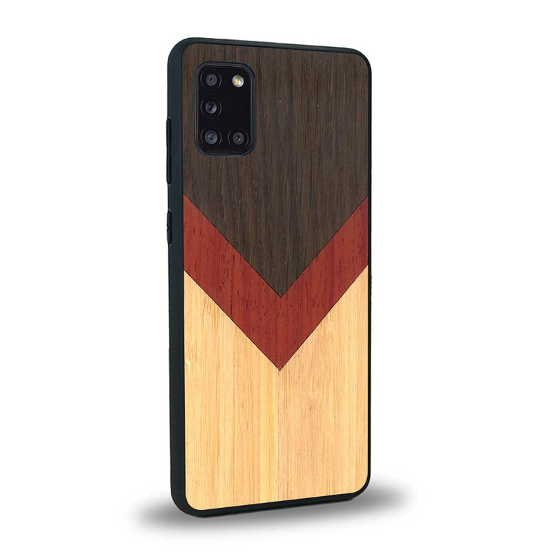 Coque de protection en bois véritable fabriquée en France pour Samsung A31 alliant du chêne fumé, du padouk et du bambou en forme de chevron sur le thème de l'art abstrait