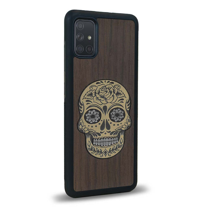 Coque de protection en bois véritable fabriquée en France pour Samsung A51 alliant du chêne fumé avec du métal argenté et doré représentant une tête de mort mexicaine sur le thème Dia de los Muertos