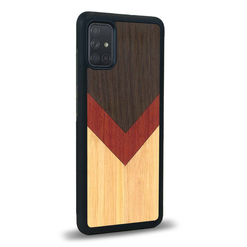 Coque de protection en bois véritable fabriquée en France pour Samsung A51 alliant du chêne fumé, du padouk et du bambou en forme de chevron sur le thème de l'art abstrait