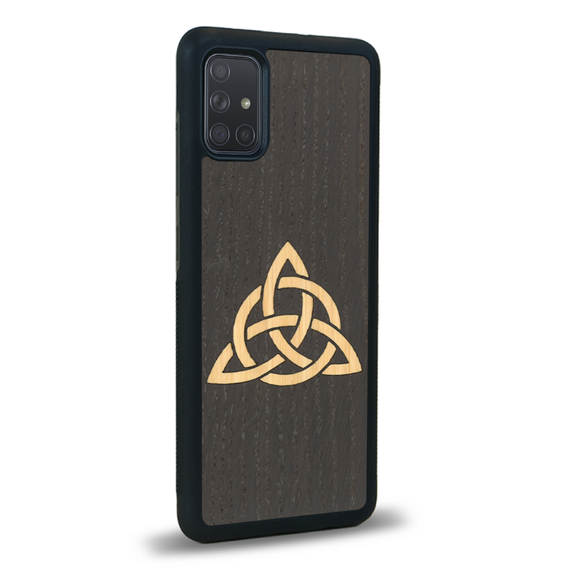 Coque de protection en bois véritable fabriquée en France pour Samsung A51 alliant du chêne fumé et du bambou représentant une triquetra