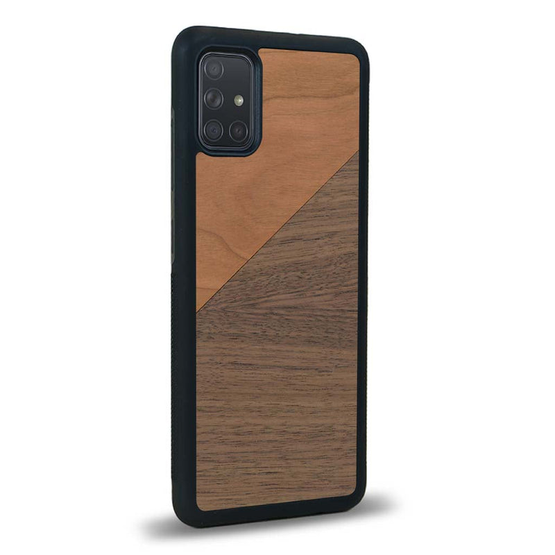 Coque de protection en bois véritable fabriquée en France pour Samsung A51 alliant du merisier et du noyer formant chacun un triangle avec une jointure en diagonale sur le thème de l'art abstrait