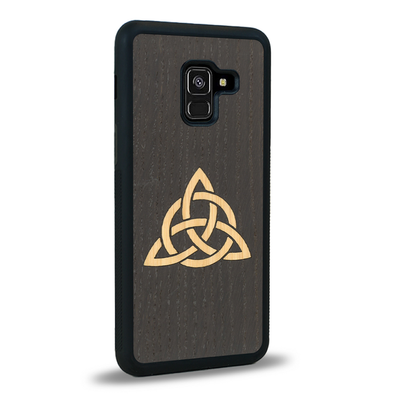 Coque de protection en bois véritable fabriquée en France pour Samsung A8 2018 alliant du chêne fumé et du bambou représentant une triquetra