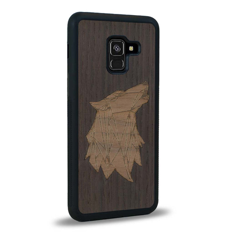 Coque de protection en bois véritable fabriquée en France pour Samsung A8 2018 alliant du chêne fumé et du noyer représentant une tête de loup géométrique de profil sur le thème des animaux et de la nature