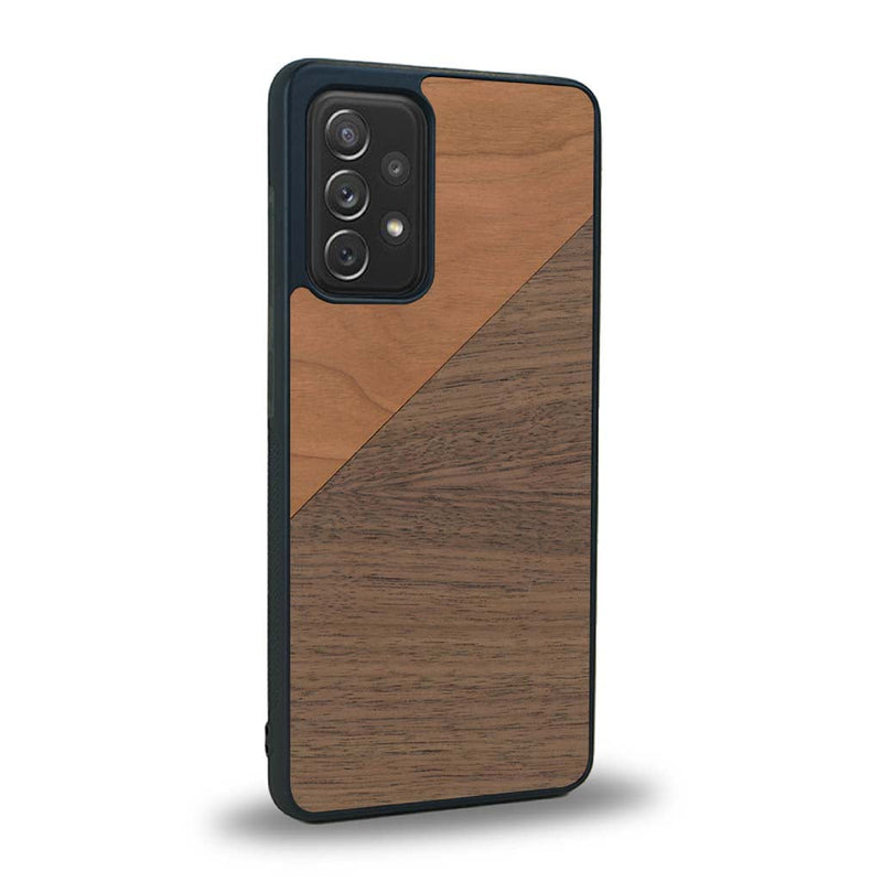 Coque de protection en bois véritable fabriquée en France pour Samsung A91 alliant du merisier et du noyer formant chacun un triangle avec une jointure en diagonale sur le thème de l'art abstrait