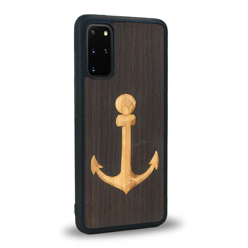 Coque de protection en bois véritable fabriquée en France pour Samsung S20FE sur le thème nautique avec un bois clair et un bois foncé représentant une ancre de bateau