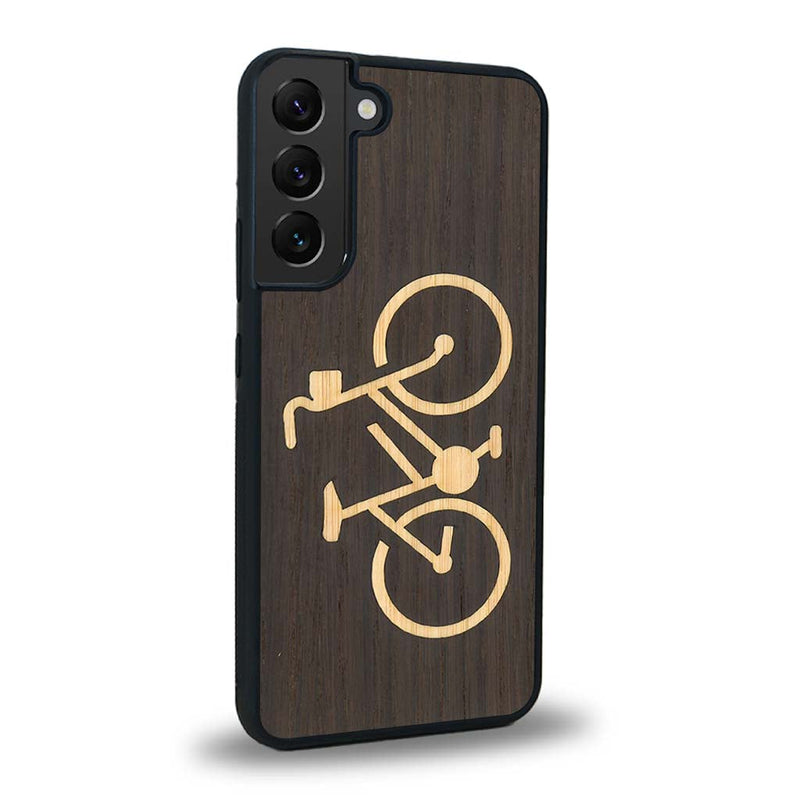 Coque de protection en bois véritable fabriquée en France pour Samsung S21 sur le theme du vélo et de l'outdoor qui allie du bambou et du chêne fumé représentant un vélo