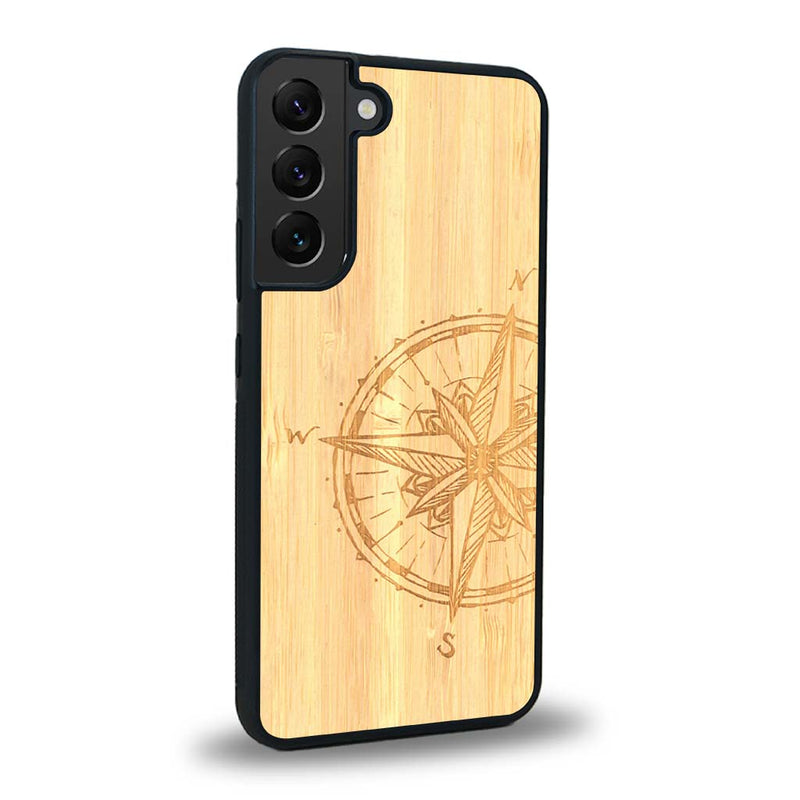 Coque de protection en bois véritable fabriquée en France pour Samsung S23 avec une gravure "rose des vents" sur le thème nautique et de l'océan qui s'inspire des boussoles de pirate