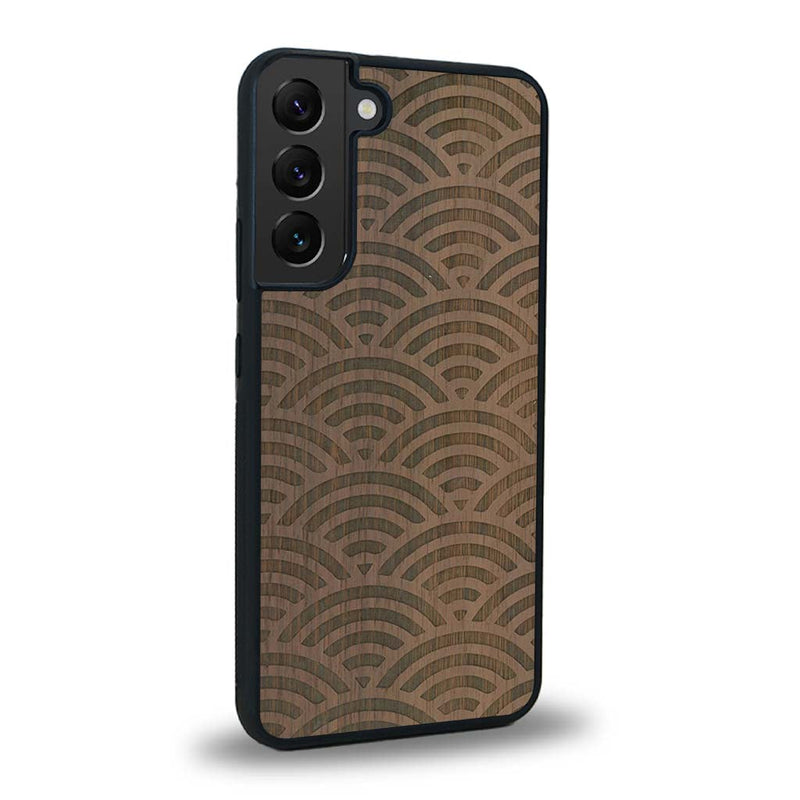 Coque de protection en bois véritable fabriquée en France pour Samsung S23 baptisée "La Sinjak" avec un motif de gravure abstrait représentant la répétition d'un symbole wifi