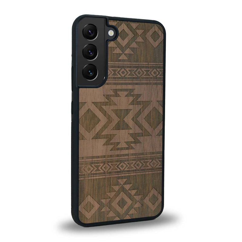 Coque de protection en bois véritable fabriquée en France pour Samsung S23 avec des motifs géométriques s'inspirant des temples aztèques, mayas et incas