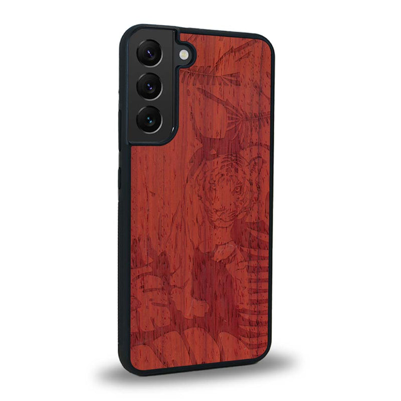 Coque de protection en bois véritable fabriquée en France pour Samsung S23 sur le thème de la nature et des animaux représentant un tigre dans la jungle entre des fougères