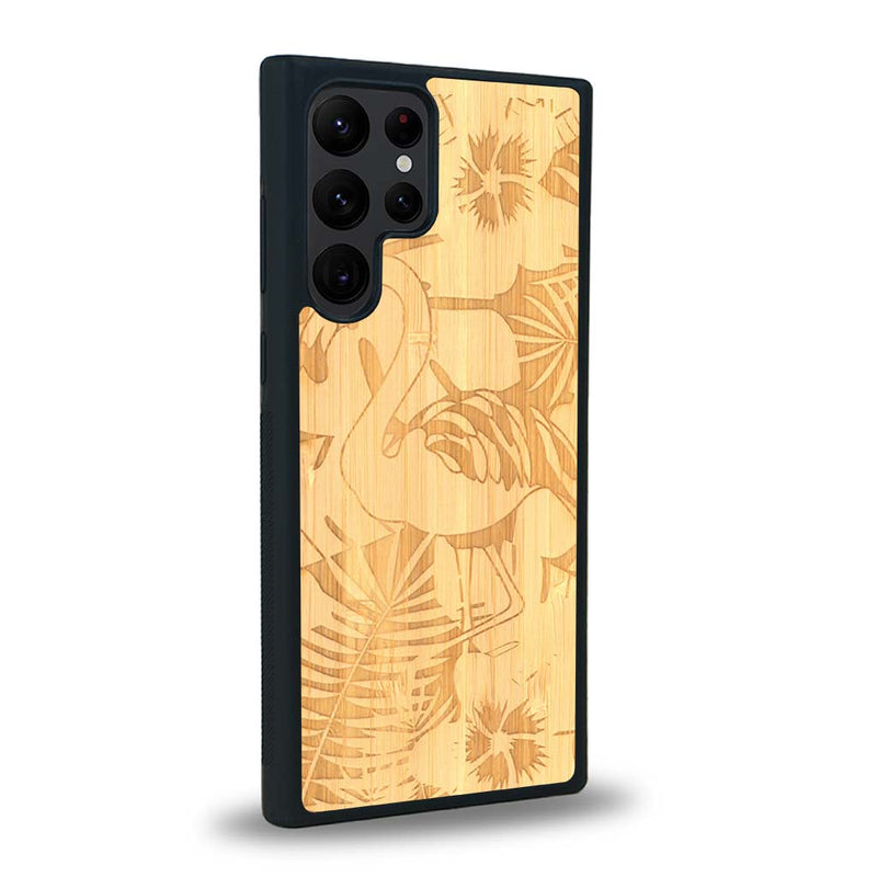 Coque de protection en bois véritable fabriquée en France pour Samsung S23 Ultra sur le thème de la nature et des animaux représentant un flamant rose entre des fougères