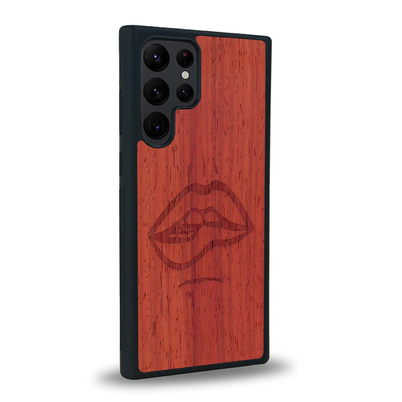 Coque de protection en bois véritable fabriquée en France pour Samsung S23 Ultra représentant de manière minimaliste une bouche de féminine se mordant le coin de la lèvre de manière sensuelle dessinée à la main par l'artiste Maud Dabs