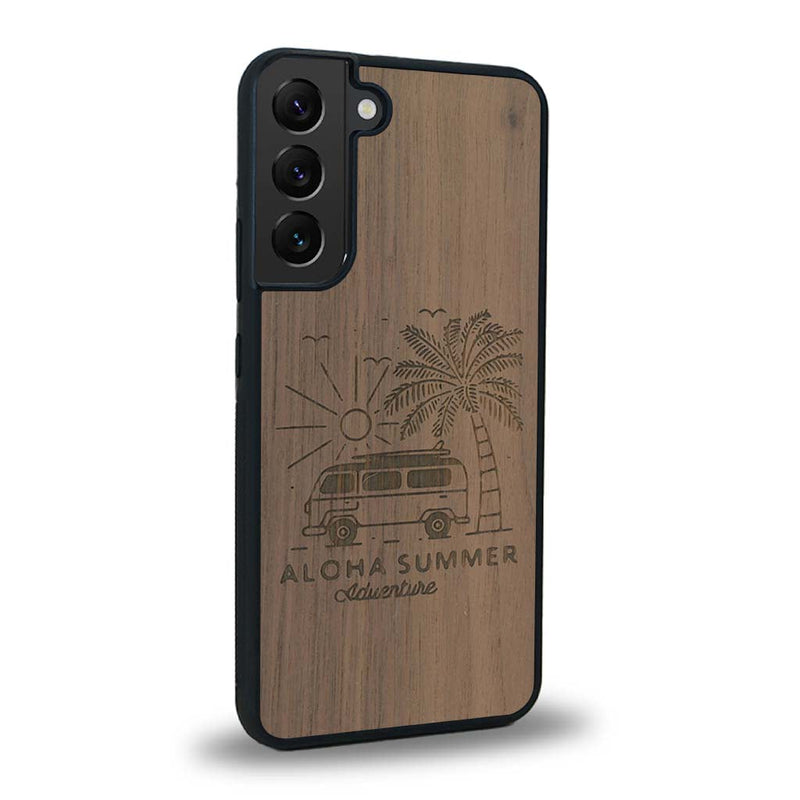 Coque de protection en bois véritable fabriquée en France pour Samsung S23FE sur le thème de la plage, de l'été et vanlife.