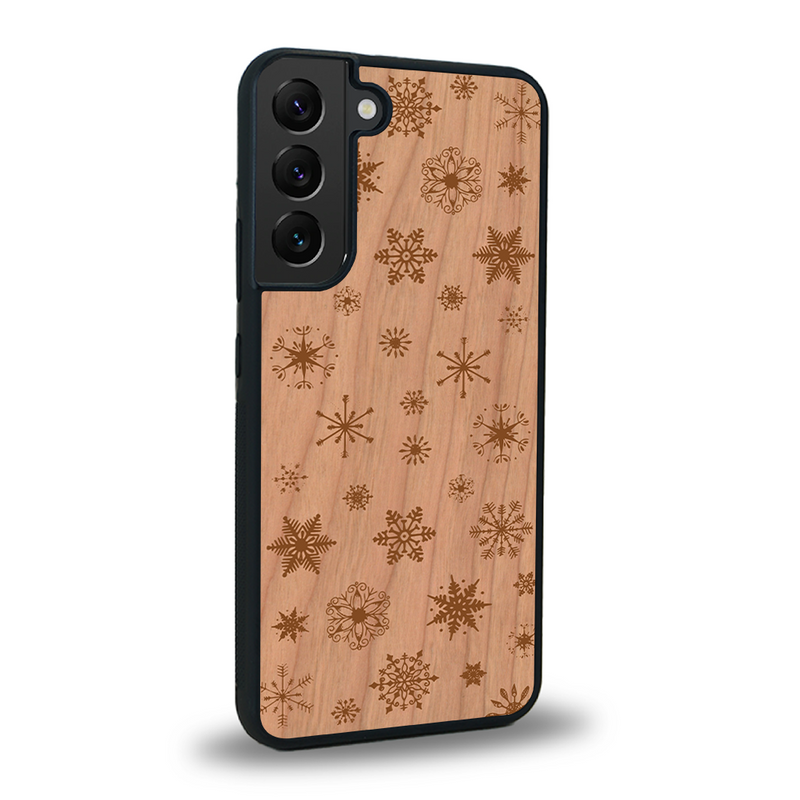 Coque de protection en bois véritable fabriquée en France pour Samsung S23FE sur le thème de noël et de l'hiver avec un motif représentant des flocons de neige