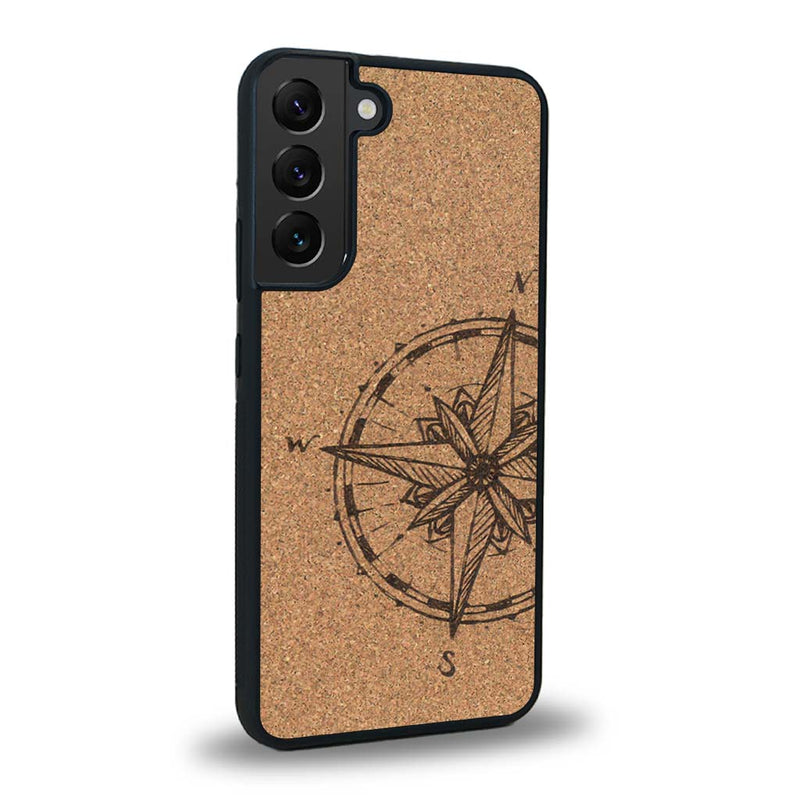 Coque de protection en bois véritable fabriquée en France pour Samsung S23FE avec une gravure "rose des vents" sur le thème nautique et de l'océan qui s'inspire des boussoles de pirate