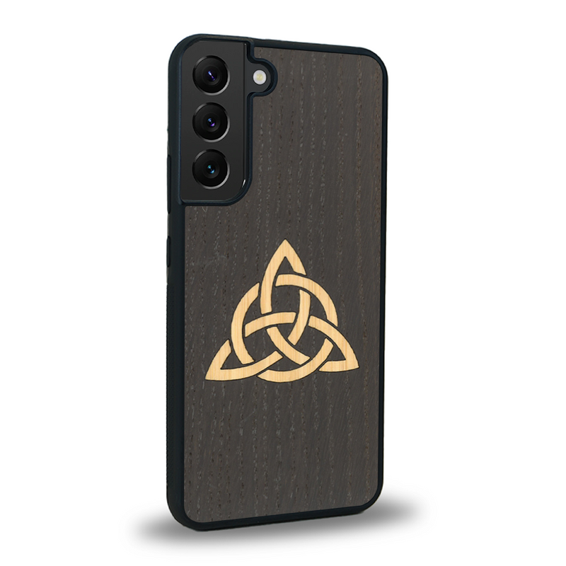 Coque de protection en bois véritable fabriquée en France pour Samsung S23FE alliant du chêne fumé et du bambou représentant une triquetra