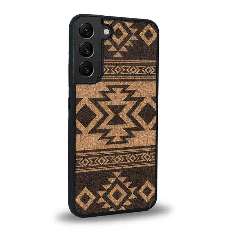 Coque de protection en bois véritable fabriquée en France pour Samsung S23FE avec des motifs géométriques s'inspirant des temples aztèques, mayas et incas