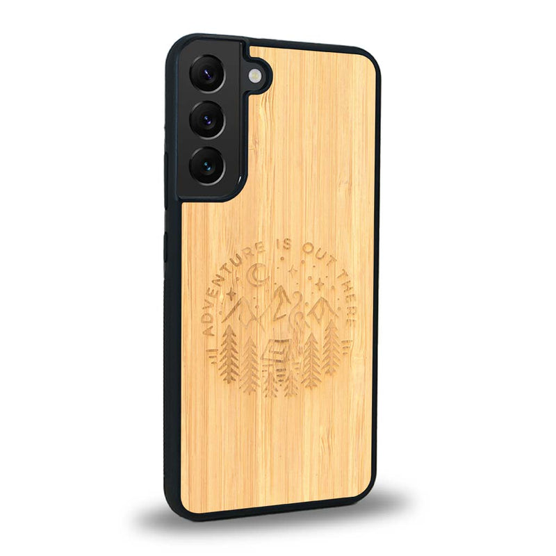 Coque de protection en bois véritable fabriquée en France pour Samsung S23FE sur le thème du camping en pleine nature et du bivouac avec la phrase "Aventure is out there"